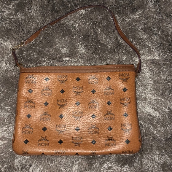 logo cash inside purse